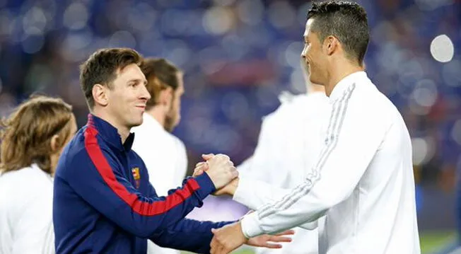 Lionel Messi y Cristiano Ronaldo durante un saludo antes de un Clásico.