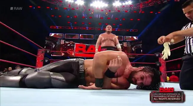 En WWE Raw, Samoa Joe masacró a Seth Rollins.
