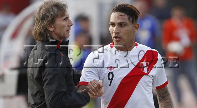 Ricardo Gareca dialoga con Paolo Guerrero durante el Perú-Paraguay.