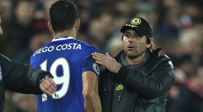 Diego Costa y Antonio Conte durante un partido del Chelsea.