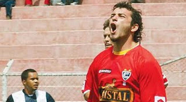 Carlos Salom celebra un gol a Alianza Lima.