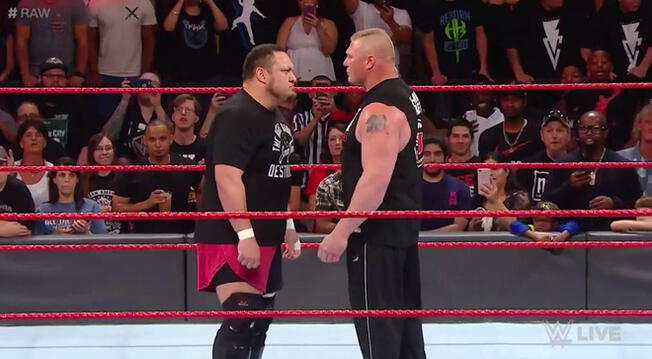 En WWE Raw, Brock Lesnar confrontó a Samoa Joe por el título Universal.