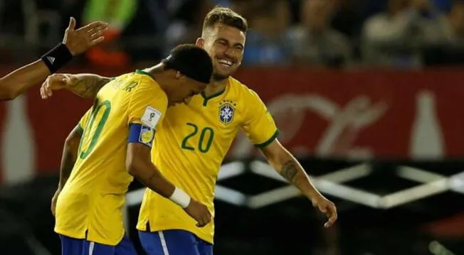 Lucas Lima celebra su gol a Argentina junto a Neymar.
