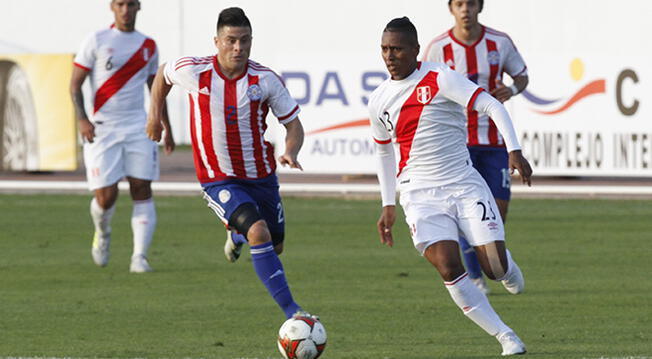 Pedro Aquino conduce un balón en el amistoso Perú-Paraguay.