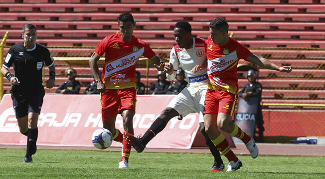 Luis Tejada no puede con la marca de dos jugadores del Sport Huancayo.