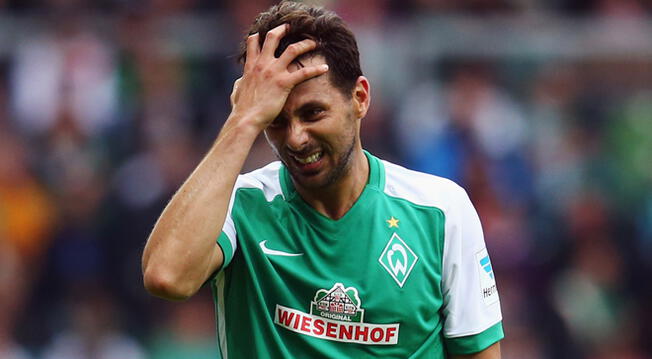 Claudio Pizarro durante un partido del Werder Bremen.