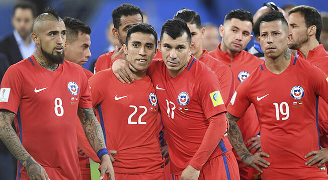 Jugadores de Chile se lamentan la final perdida en la Copa Confederaciones.