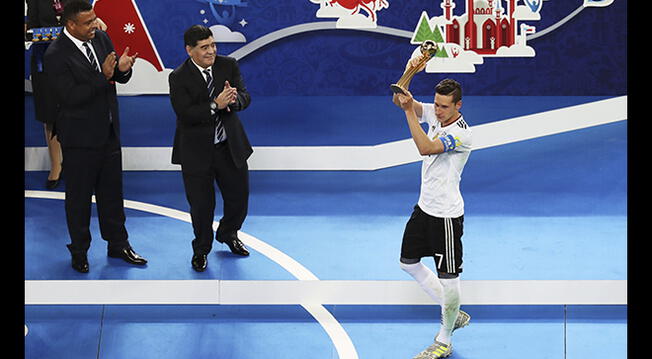 Julian Draxler muestra su trofeo de MVP de la Copa Confederaciones.