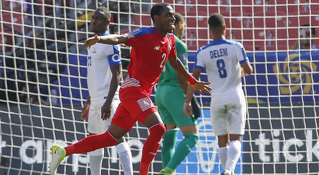 Michael Murillo celebra el primer gol de Panamá a Martinica.