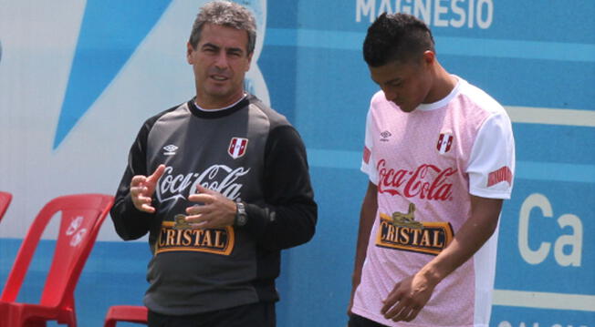 Pablo Bengoechea y Daniel Chávez durante un entrenamiento de la Selección Peruana.