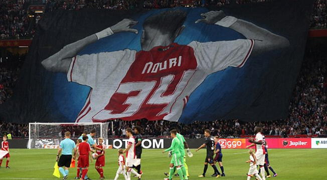 Emotivo homenaje de hinchas del Ajax a Appie Nouri en fase previa de Champions League.
