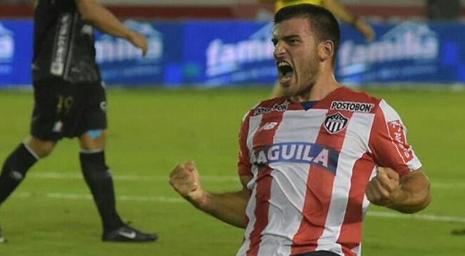 Bernardo Cuesta celebra un gol con Junior.