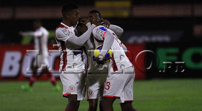 Luis Tejada celebra su gol a Cantolao con Quintero y Páucar.