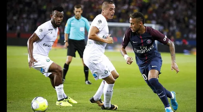 Neymar supera a un jugador del Saint Etienne antes de lanzar el pase del desprecio.