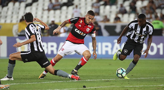 Paolo Guerrero enfrenta a dos jugadores del Botafogo.