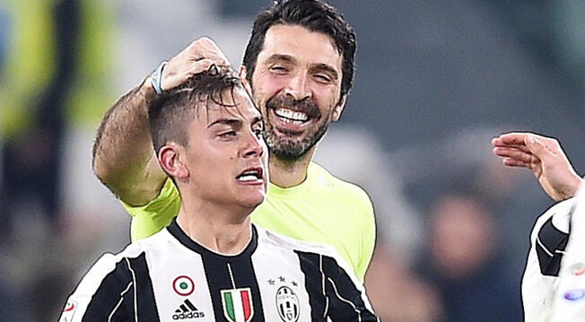 Gianluigi Buffon y Paulo Dybala celebran un triunfo de la Juventus.