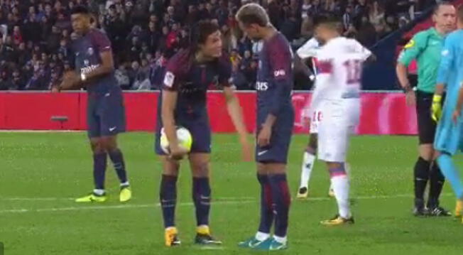 Edinson Cavani y Neymar discuten a la hora de cobrar el penal ante el Lyon.
