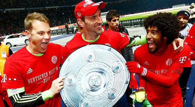 Manuel Neuer y Tom Starke celebrando el trofeo de la Bundesliga. Foto: Reuters