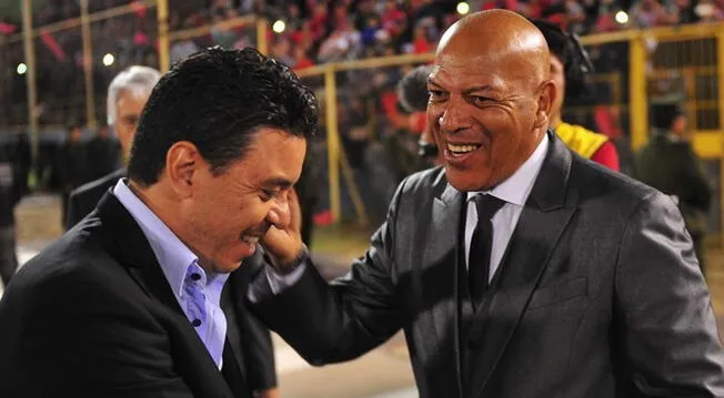 Marcelo Gallardo se saluda con Roberto Mosquera antes del Wilstermann-River Plate en Cochabamba.