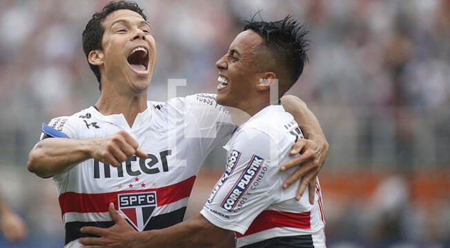 Hernanes y Christian Cueva celebran el 2-0 del Sao Paulo ante el Flamengo.