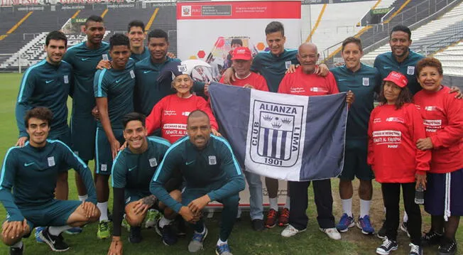 Alianza Lima: Jugadores recibieron la visita de un grupo de personas de la tercera edad [VIDEO]