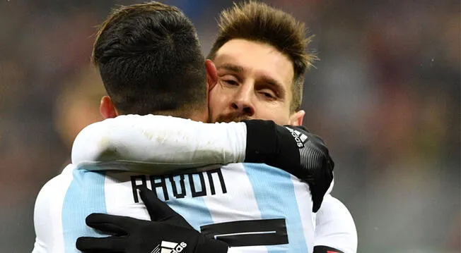 Lionel Messi abraza a Cristian Pavón tras el gol de Argentina a Rusia.