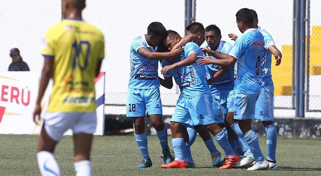 Los jugadores de Deportivo Binacional celebran un gol en la Copa Perú.