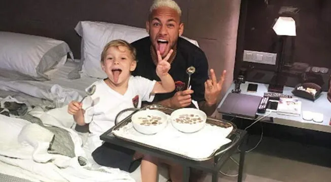 Neymar, junto a su hijo Luca.