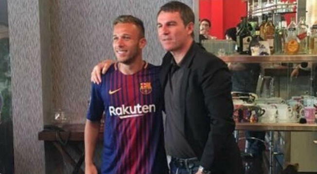 Arthur posó con la camiseta del Barcelona al lado del secretario Robert Fernández. Foto: Twitter / RAC1