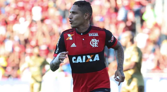 Paolo Guerrero celebra un gol con el Flamengo.