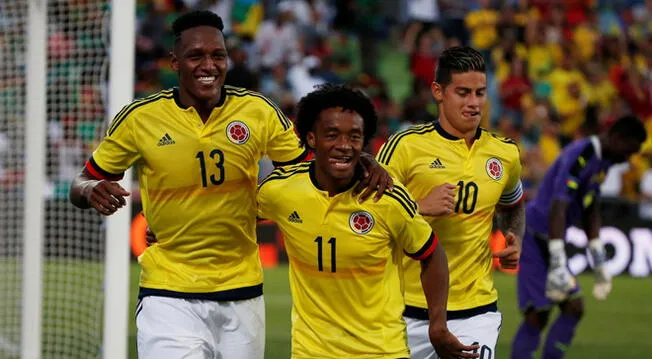 Yerry Mina celebra un gol con Juan Guillermo Cuadrado y James Rodríguez.