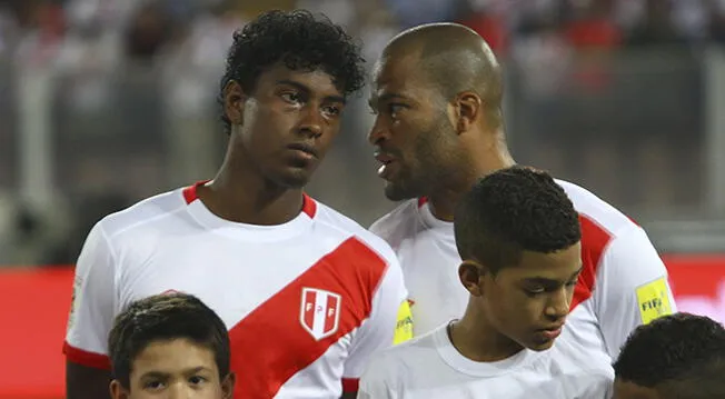Miguel Araujo y Alberto Rodríguez conversan antes de un partido de la Selección Peruana.