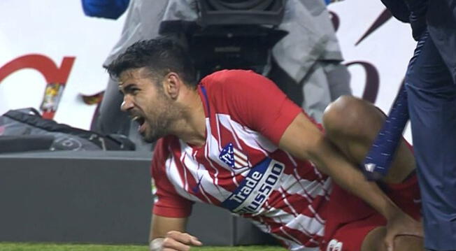 Diego Costa se duele tras sufrir un golpe luego de su gol con el Atlético de Madrid.
