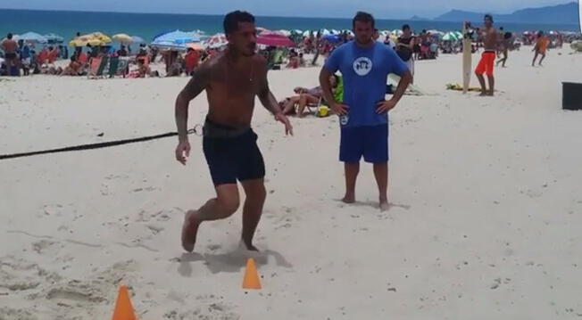 Paolo Guerrero inició su intensa pretemporada en solitario en playas de Río [VIDEO]