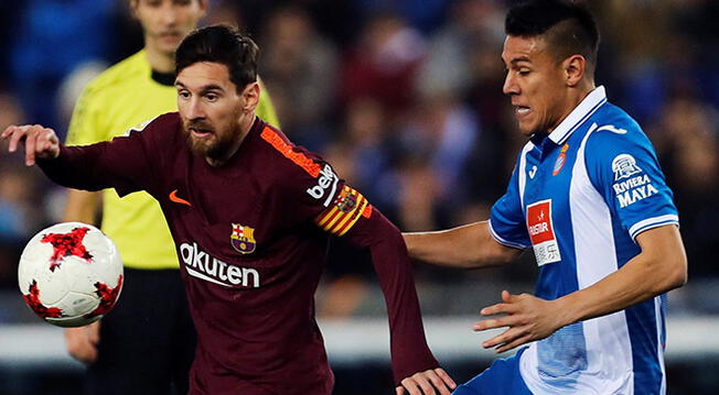 Lionel Messi disputa un balón con Óscar Duarte.