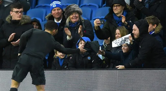 Eden Hazard le entrega su camiseta a un pequeño hincha del Brighton.