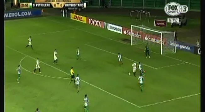 En el Universitario vs. Oriente Petrolero, Paulo de la Cruz casi anota en la Copa Libertadores.