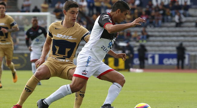 Irven Ávila intenta superar a un jugador del Pumas.