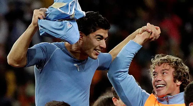 Diego Lugano y Luis Suárez celebran un triunfo de Uruguay.