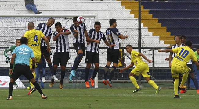 Alianza Lima: ¿Jugar al pelotazo alcanzará para el torneo local y la Copa Libertadores?