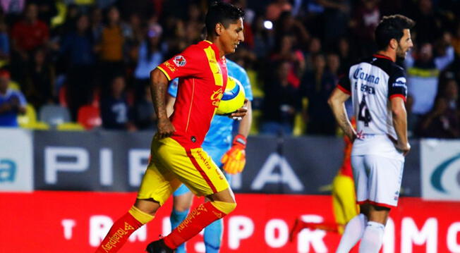Raúl Ruidíaz celebra su gol con el Morelia ante Lobos BUAP.