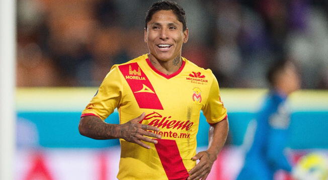 Raúl Ruidíaz celebra un gol con el Morelia.