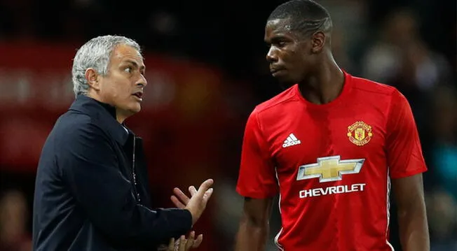 José Mourinho conversa con Paul Pogba durante un partido del Manchester United.