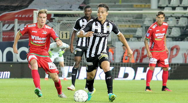 Cristian Benavente conduce un balón en un partido del Sporting Charleroi.