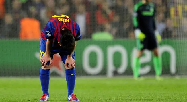 Lionel Messi se lamenta el empate del Barcelona ante el Chelsea en la Champions 2011-12.