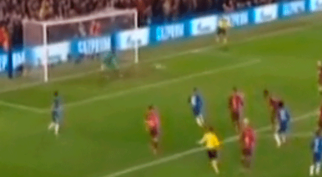 Barcelona vs. Chelsea: Willian disparó y la pelota volvió a chocar en el palo [VIDEO]