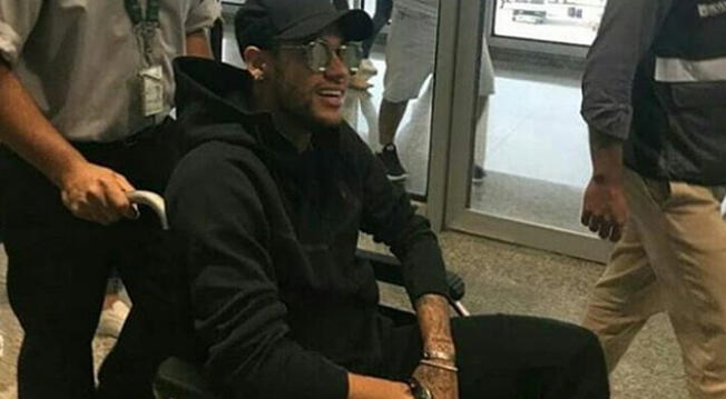Neymar llegó a Brasil en silla de ruedas y mañana será operado en Belo Horizonte.