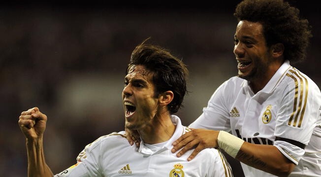 Kaká celebra un gol con Marcelo.