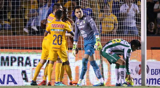 Jugadores de Tigres celebran un gol ante la desazón de León.