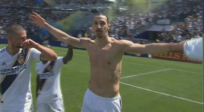 Zlatan Ibrahimovic celebra su primer gol con Los Angeles Galaxy.